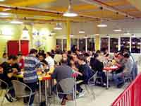 Autre vue de la buvette, tout le monde est en train de d&eacute;guster l'excellente fondue chinoise de Madame Amort